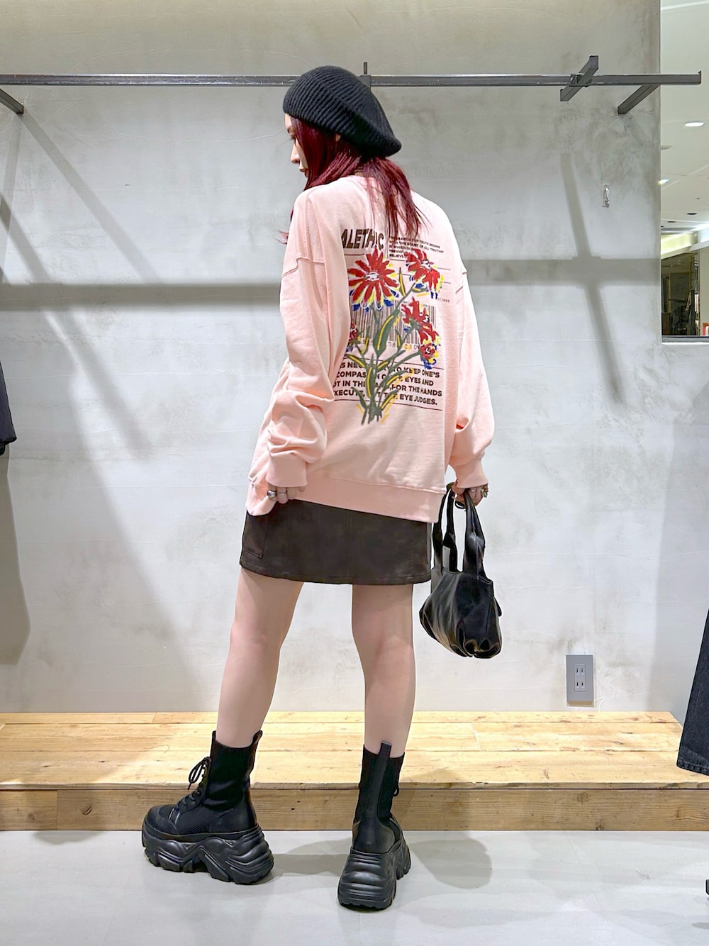 「スウェット、オーバーサイズ、ユニセックス、プリントスウェット、レザースカート、ミニ丈、ミニスカート、ブーツ、ベレー帽、秋コーデ、カジュアル」｜「PAGEBOYのニットベレー（ハンチング/ベレー帽、ブラック系）」を使った、ゆきほさん（骨格ナチュラル・レディース・159cm）の秋コーディネートの1枚目の写真