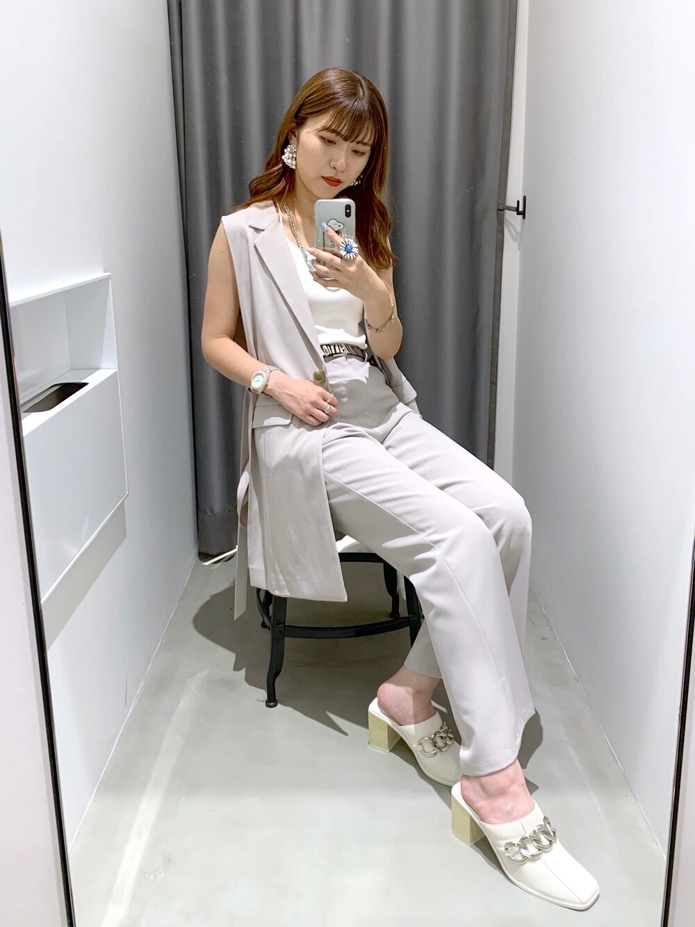 「ジレ、ノースリーブ、セットアップ風、スラックス、ミュール、モード、ワントーンコーデ、夏コーデ、大人カジュアル、きれいめカジュアル」｜「PAGEBOYのクラシックスラックス2（スラックス、ベージュ系）」を使った、ゆきほさん（レディース・158cm）の夏コーディネートの1枚目の写真