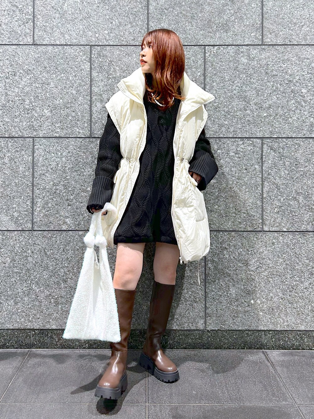 「冬コーデ、ベスト、オーバーサイズ、ニットワンピース、ミニ丈ワンピ、ケーブルニット、ロングブーツ、ブルゾン、冬アウター、冬アウター着回しチャレンジ、デート、ファッションを楽しもう」｜「PAGEBOYのスポンジケーブルチュニック（ニット/セーター、ブラック系）」を使った、ゆきほさん（骨格ナチュラル・レディース・159cm）の秋コーディネートの1枚目の写真