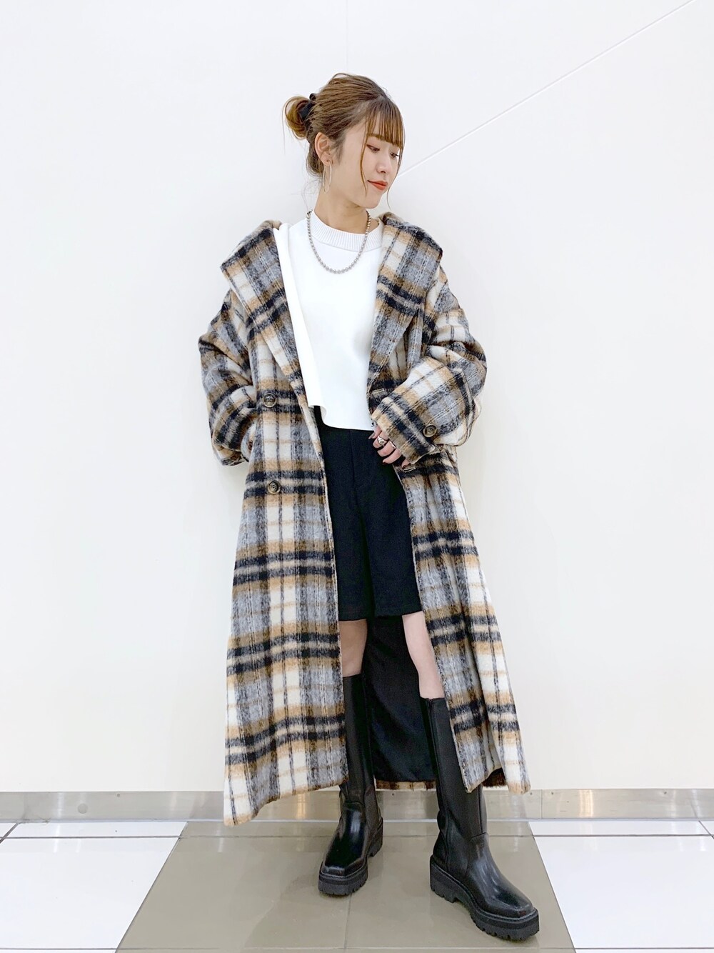 「コート、チェックコート、クリスマス、モノトーン、ロングブーツ、ハーフパンツ、クリスマスに着たい服、カジュアルコーデ、ユニセックス、ロングコート、シャギー」｜「PAGEBOYのウールライクカラーショートパンツ（その他パンツ、ブラック系）」を使った、ゆきほさん（レディース・159cm）の冬コーディネートの1枚目の写真