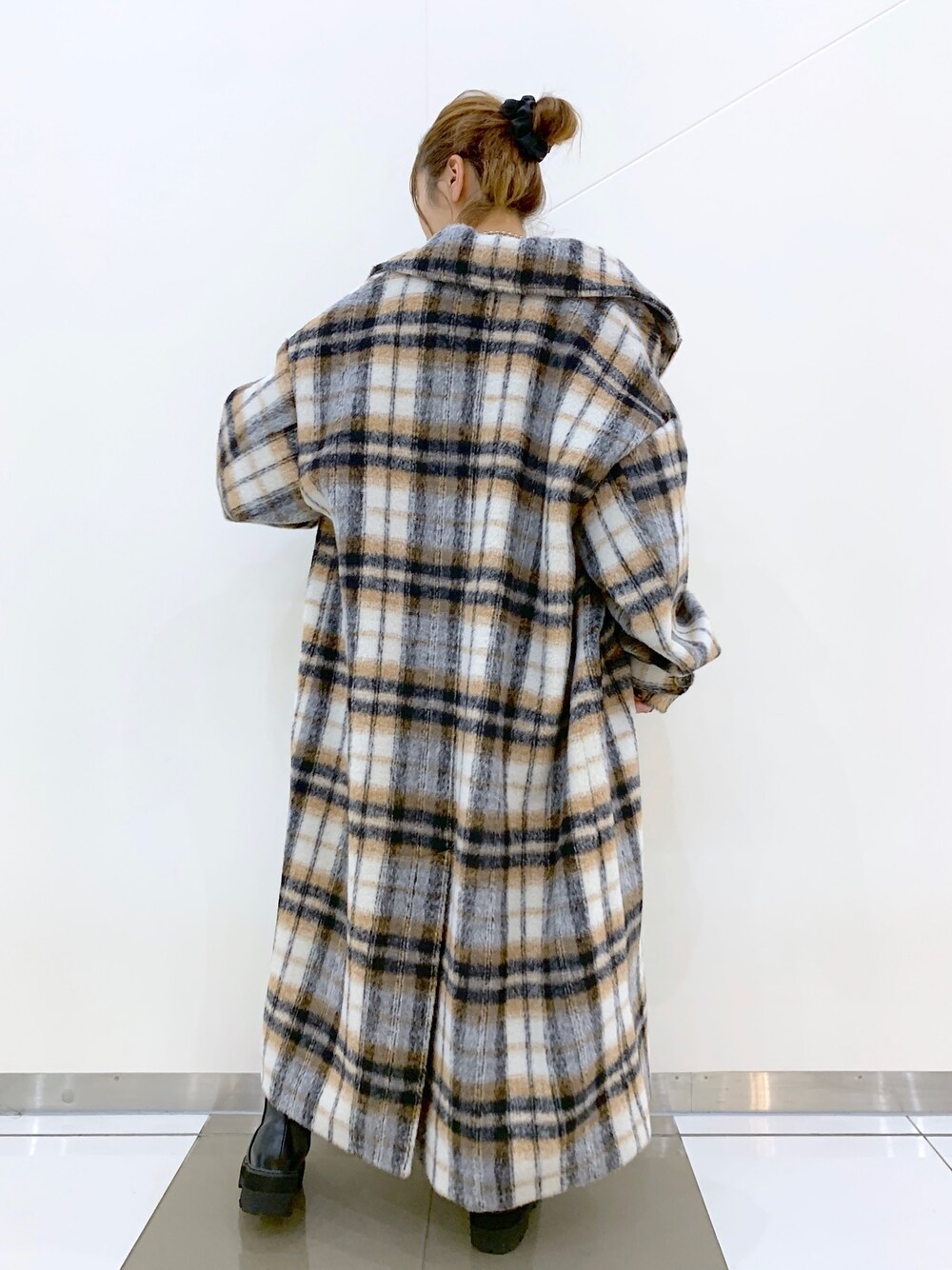 「コート、チェックコート、クリスマス、モノトーン、ロングブーツ、ハーフパンツ、クリスマスに着たい服、カジュアルコーデ、ユニセックス、ロングコート、シャギー」｜「PAGEBOYのウールライクカラーショートパンツ（その他パンツ、ブラック系）」を使った、ゆきほさん（レディース・159cm）の冬コーディネートの4枚目の写真