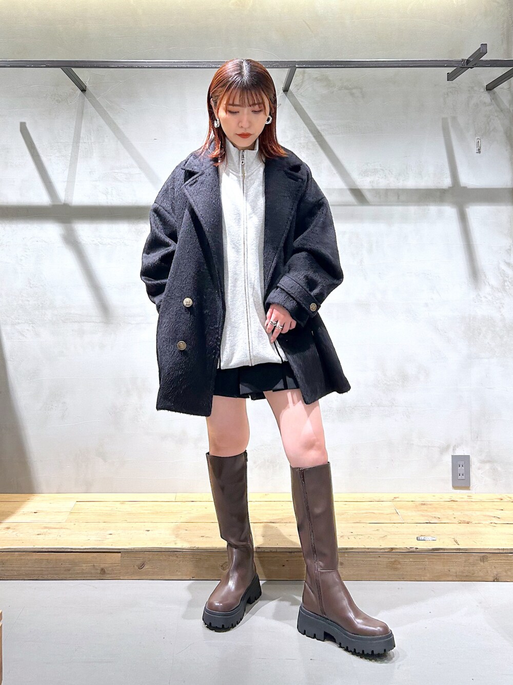 「コート、冬アウター、ミドル丈、スウェット、ショートパンツ、ロングブーツ、大人カジュアル、カジュアルコーデ」｜「PAGEBOYのトラックスウェット（スウェット、グレー系）」を使った、ゆきほさん（骨格ナチュラル・レディース・159cm）の冬コーディネートの1枚目の写真