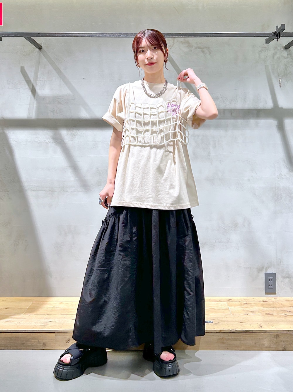 「ユニセックス、オーバーサイズ、Tシャツ、サンダル、パールビスチェ、厚底サンダル、プリントT、バックプリント、夏コーデ、Tシャツコーデ」｜「PBLIMのPBLIM/アートフラワーT（Tシャツ/カットソー、ベージュ系）」を使った、ゆきほさん（骨格ナチュラル・レディース・159cm）の夏コーディネートの1枚目の写真
