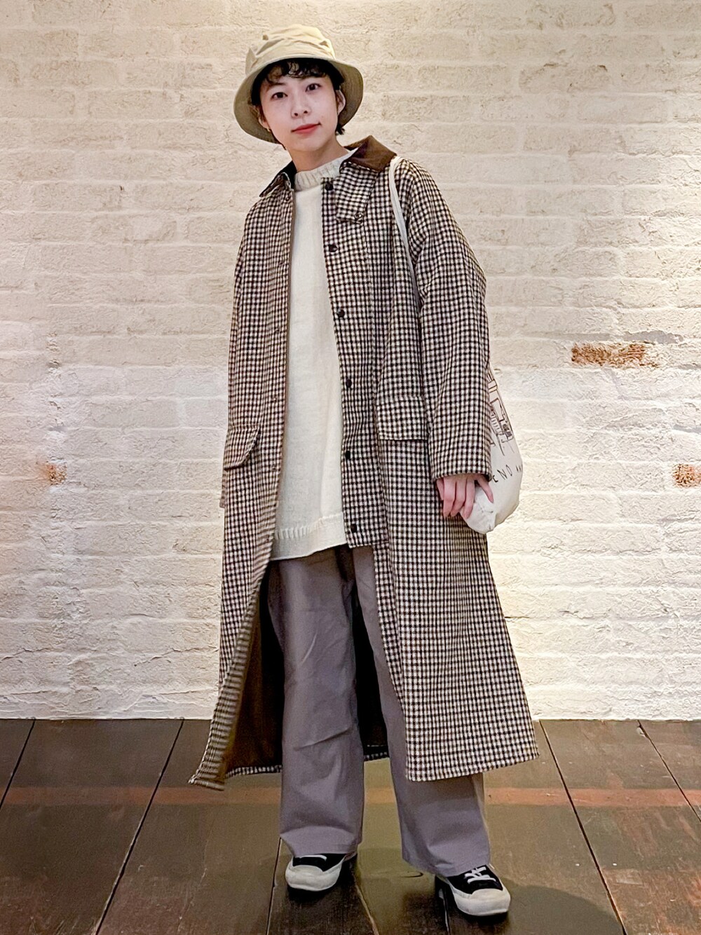 「チョコ色に染まれ、あったかコーデ、barbour、チェックコート、チェック柄、ステンカラーコート、ハット、白ニット、黒スニーカー、スニーカー、淡色コーデ、バケットハット」｜「Scyeの【Scye】〈別注〉バケットツイルハット（ハット、ベージュ系）」を使った、tameさん（レディース・156cm）の冬コーディネートの1枚目の写真