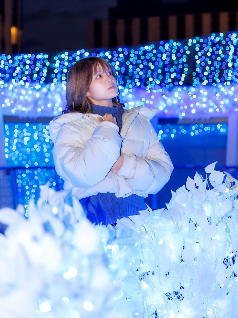 「クリスマスに着たい服、キレイめ、クロップド丈、ブルー x ホワイト、イルミネーションコーデ」｜「MERCURYDUOのアライドビックカラーショートダウンコート（ダウンジャケット/コート、ホワイト系）」を使った、ともみさん（レディース・158cm）の冬コーディネートの1枚目の写真
