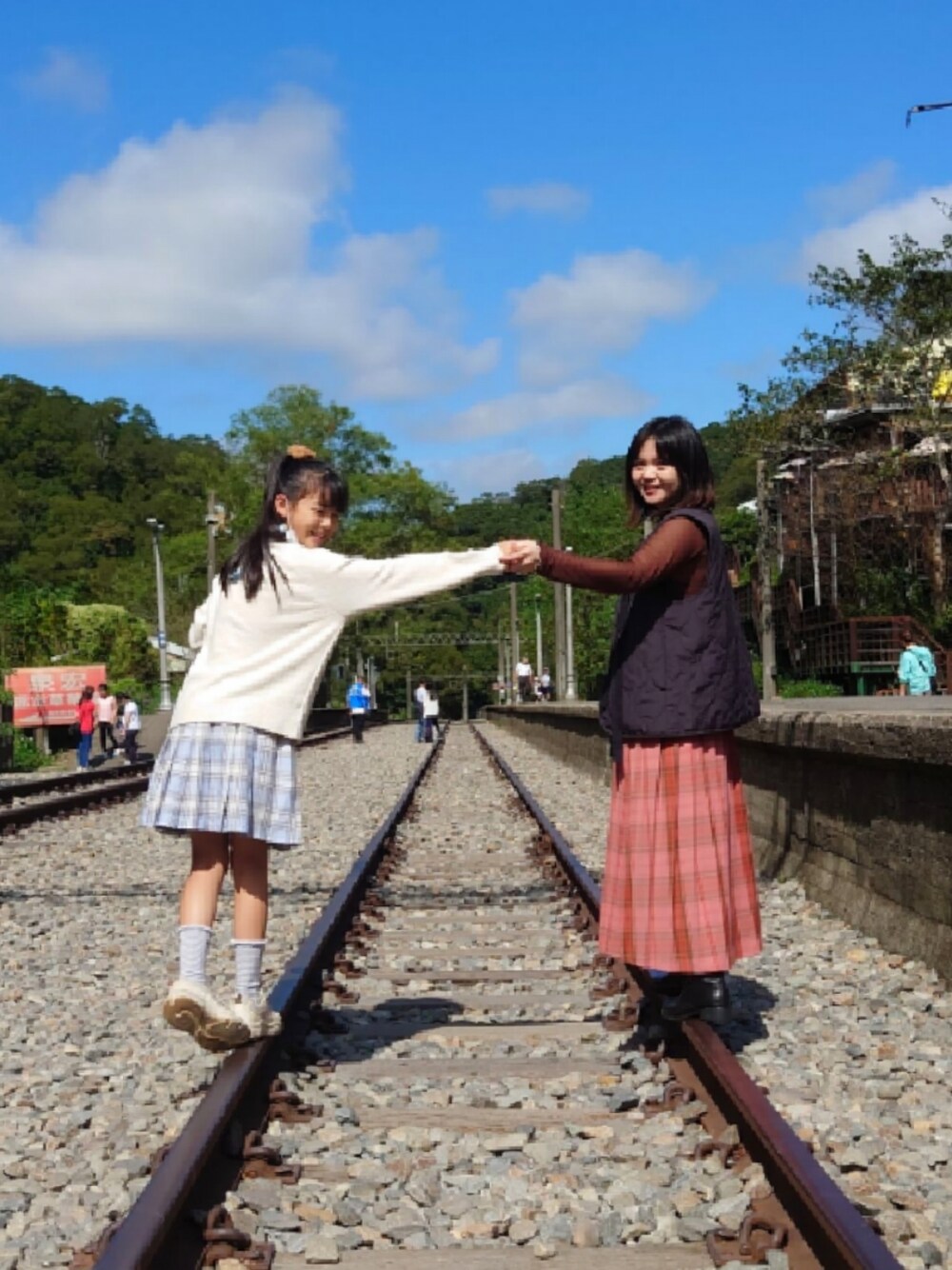 「coenのアイテム（スカート、ピンク系）」を使った、perymamaさん（レディース・160cm）の秋コーディネートの1枚目の写真