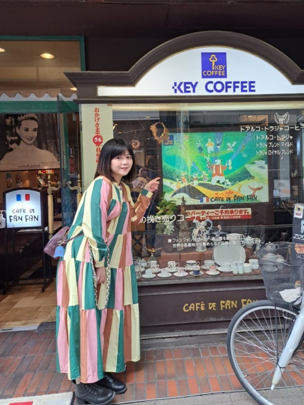 「小倉、fukoka」｜「COACHのアイテム（ボストンバッグ、レッド系）」を使った、perymamaさん（レディース・160cm）の秋コーディネートの1枚目の写真