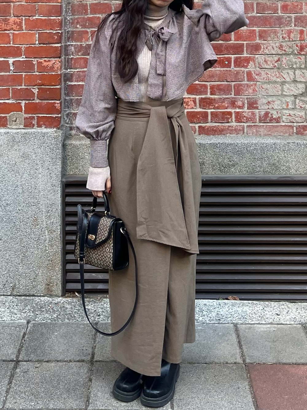 「hinari、moussy、秋冬コーデ、冬、今日のコーデ」｜「MOUSSYのMONOGRAM MINI SHOULDER バッグ（ショルダーバッグ、ブラウン系）」を使った、jieee03eeさん（レディース・163cm）の秋コーディネートの1枚目の写真