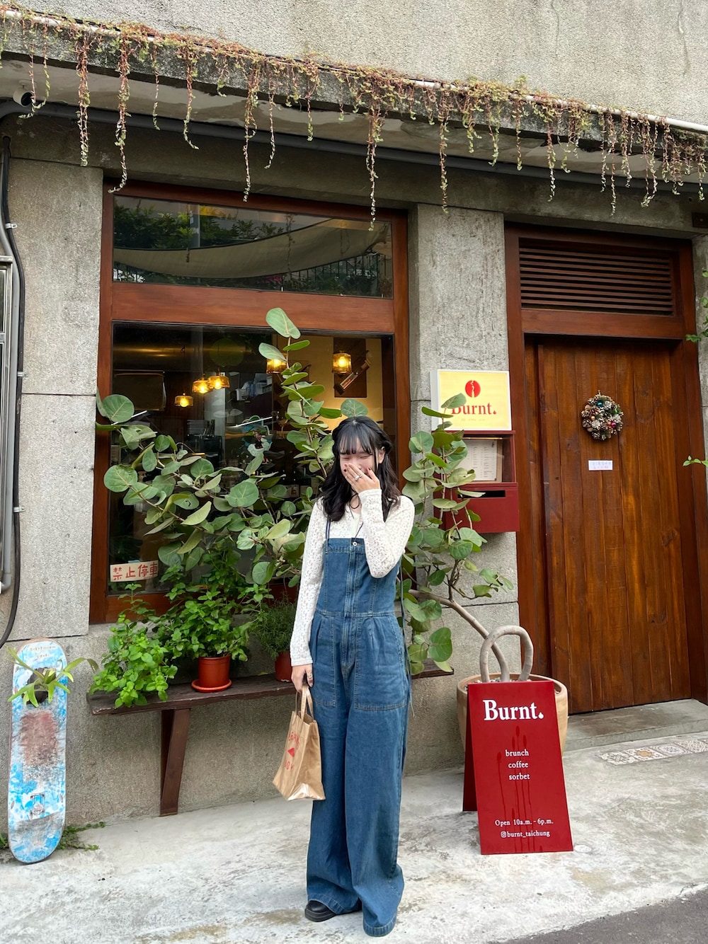 「冬コーデ、BEAMS、Kastane、休日スタイル」｜「Kastaneの【3サイズ展開/マルチウェイ/低身長サイズ/高身長サイズ】デニムベアサロペット（サロペット/オーバーオール、ブルー系）」を使った、jieee03eeさん（レディース・163cm）の冬コーディネートの1枚目の写真