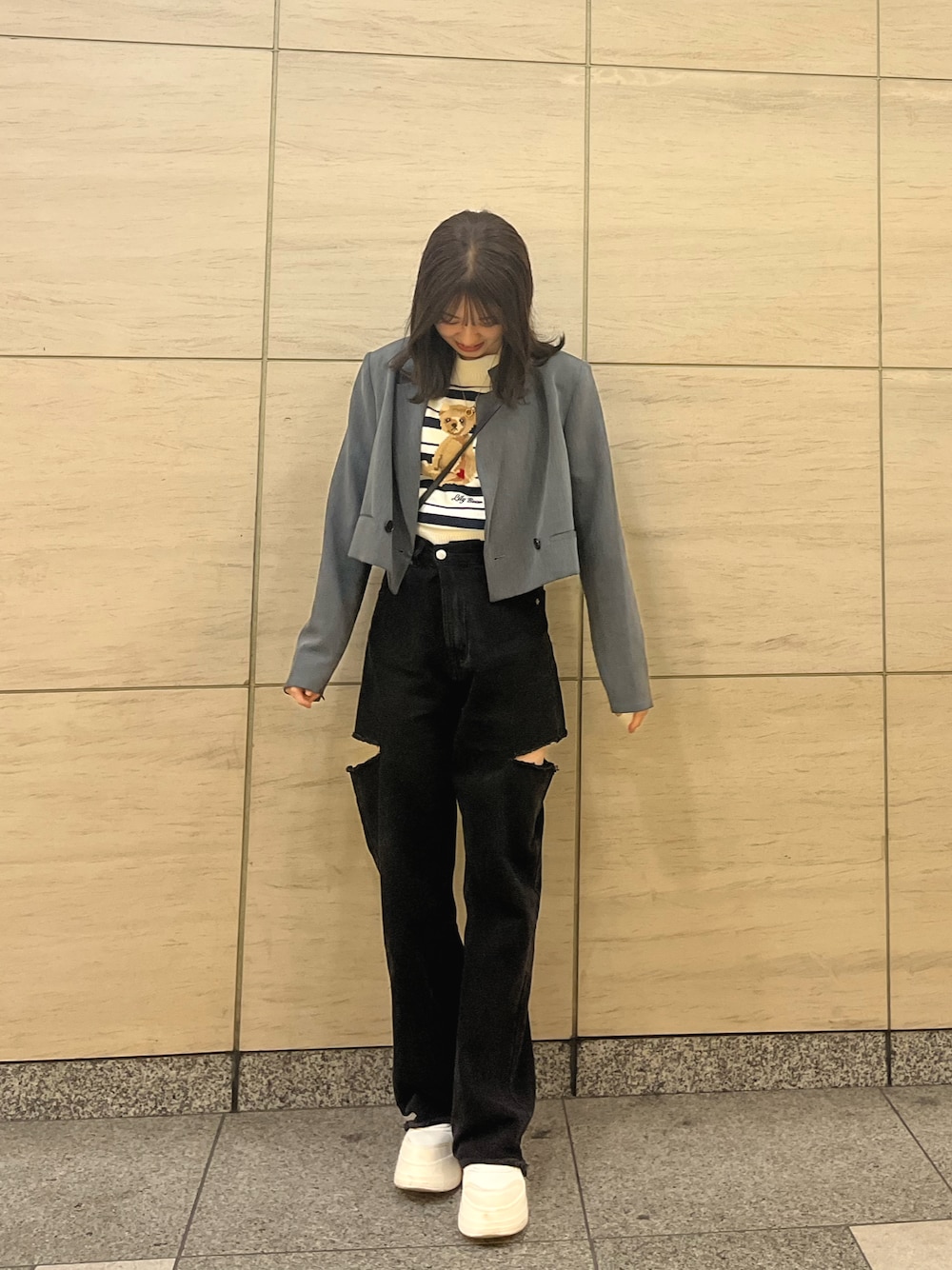 「春服コーデ、春のおしゃ見えテクニック、春服みてみて、オトナカワイイ、おでかけコーデ」｜「Chicoの【サイズ展開あり】サイドスリットダメージデニムパンツ（デニムパンツ、ブラック系）」を使った、もえかさん（レディース・160cm）の春コーディネートの1枚目の写真
