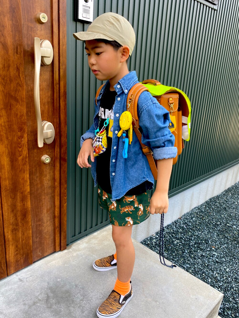 「カラーパンツ、今日のコーデ、プチプラ、ロゴT、おとこのこ、登校コーデ、登校スタイル、pairmanon、ラルフローレン、ヘルツランドセル、タイガー、タンパンスタイル」｜「無印良品のアイテム（キャップ、ベージュ系）」を使った、Rさん（キッズ・122cm）の春コーディネートの1枚目の写真
