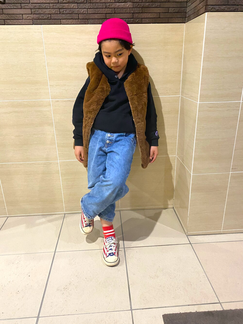 「春のNewスタイル、春ファッション、子供コーデ、おとこのこ、春服みてみて、男の子ファッション、おとこのこーで、黒✖️ピンク、パーカーコーデ、キッズ、ベスト、パーカー、キッズコーデ、スニーカー、オールスター」｜「GUのアイテム（デニムパンツ、ブルー系）」を使った、Rさん（キッズ・127cm）の春コーディネートの1枚目の写真