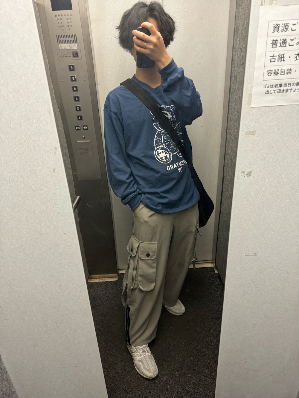 「春コーデ、スウェット、カーゴパンツ、OY」｜「OYの『OY/オーワイ』 PUZZLE ODOLLY LONG SLEEVE/パズルオードリー長袖Tシャツ（Tシャツ/カットソー、ブルー系）」を使った、ゆうとさん（メンズ・178cm）の夏コーディネートの1枚目の写真