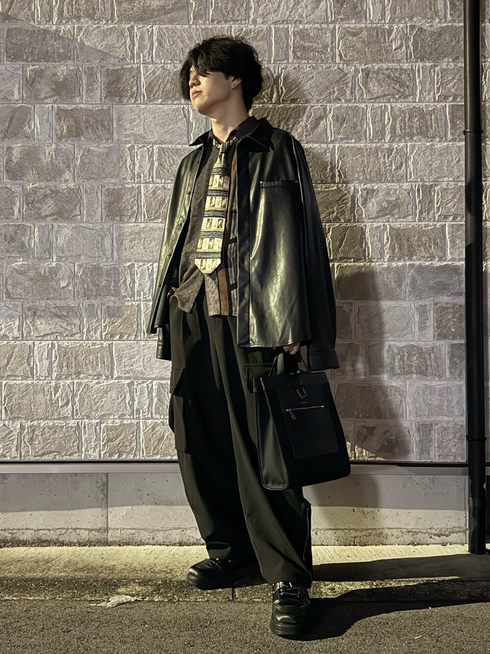 「古着MIX、秋服、ブラック、休日スタイル、ネクタイ」｜「ADRERのThe tote bag/トートバッグ（トートバッグ、ブラック系）」を使った、ゆうとさん（メンズ・178cm）の秋コーディネートの1枚目の写真