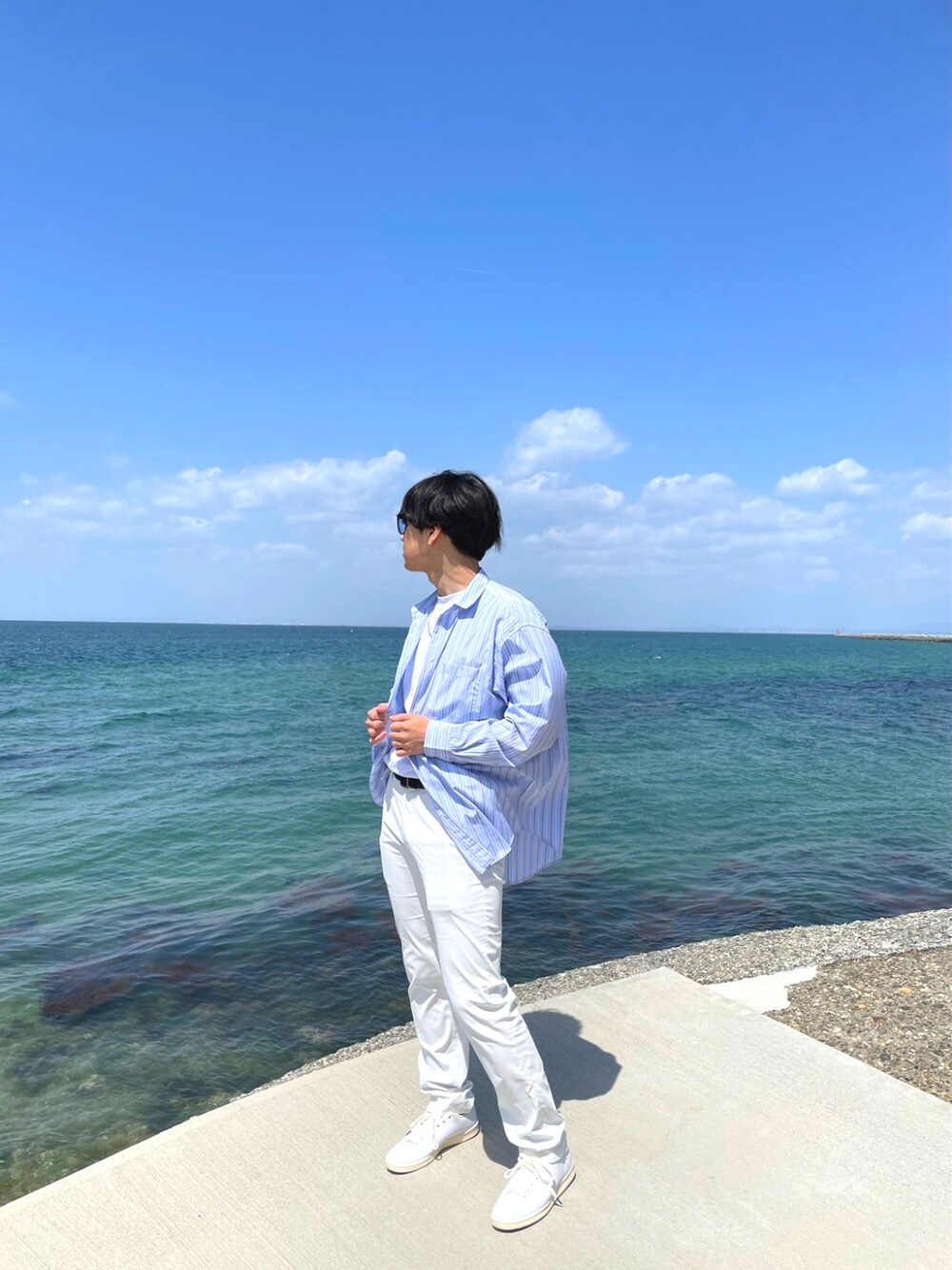 「夏コーデ、シンプル、休日スタイル、さわやか」｜「Salong hameuのレギュラーカラー ストライプシャツ（シャツ/ブラウス、ブルー系）」を使った、ゆうとさん（メンズ・178cm）の春コーディネートの1枚目の写真