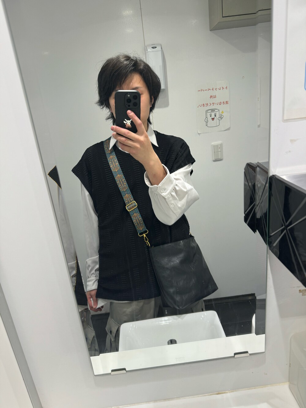 ブラック系のベスト、ホワイト系のシャツ/ブラウス、グレー系のカーゴパンツを着用したメンズの春コーディネートの1枚目の写真