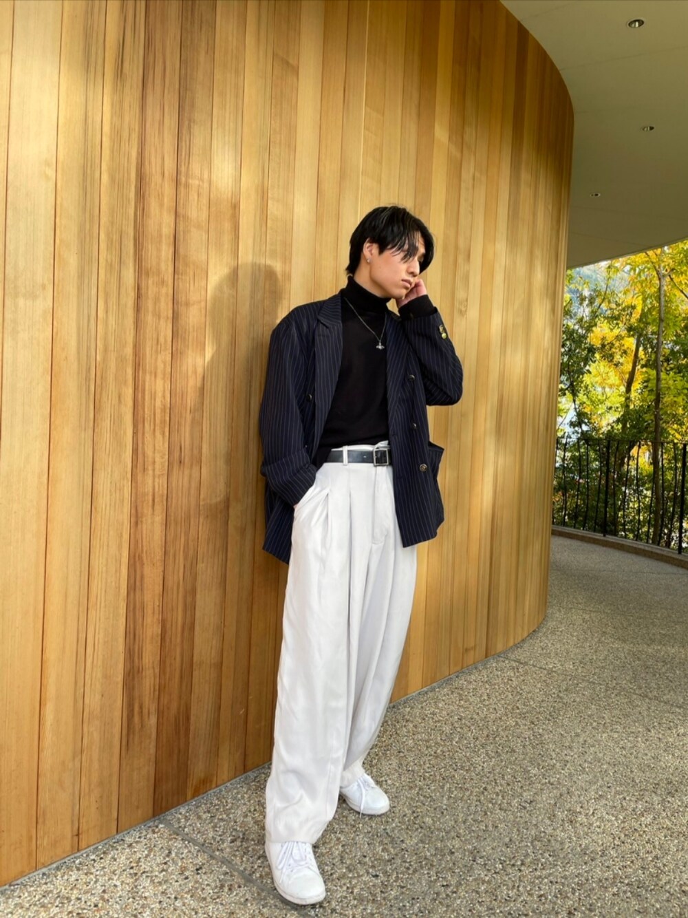 「シンプルコーデ、キレイめ、秋コーデ、京都」｜「ONCILYの【SET UP可能】STRIPE DOUBLE TAILORED BLAZER JACKET / ダブルテーラードストライプブレーザージャケット（テーラードジャケット、ブルー系）」を使った、ゆうとさん（メンズ・178cm）の秋コーディネートの1枚目の写真