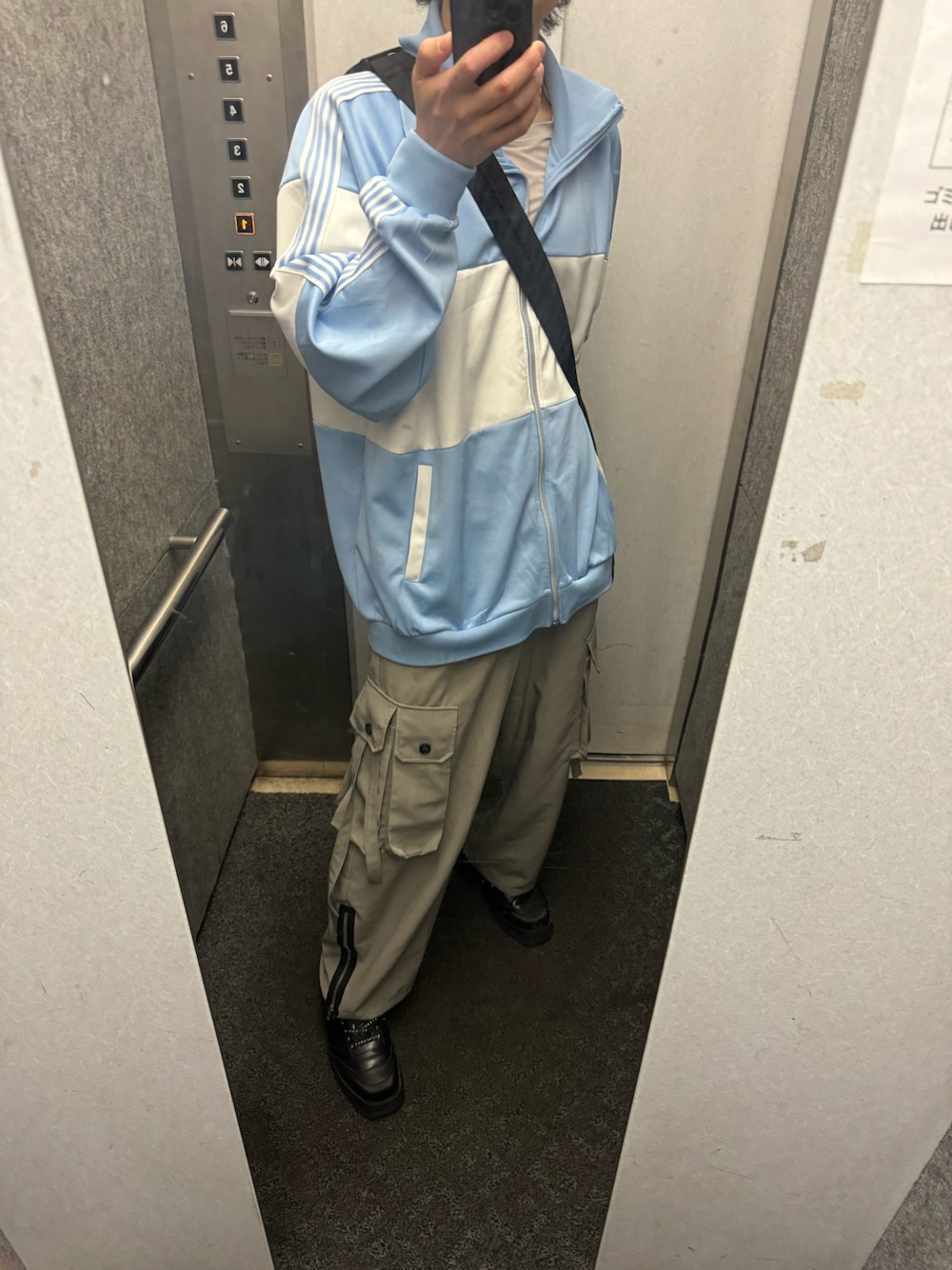「お出かけコーデ、ドライブ、春コーデ、夏コーデ、春夏コーデ、メンズファッション、カーゴパンツ」｜「SITRYのBig silhouette high collar switching Jersey / ビッグシルエット 切り替え ジャージ（ジャージ、ブルー系）」を使った、ゆうとさん（メンズ・178cm）の春コーディネートの1枚目の写真