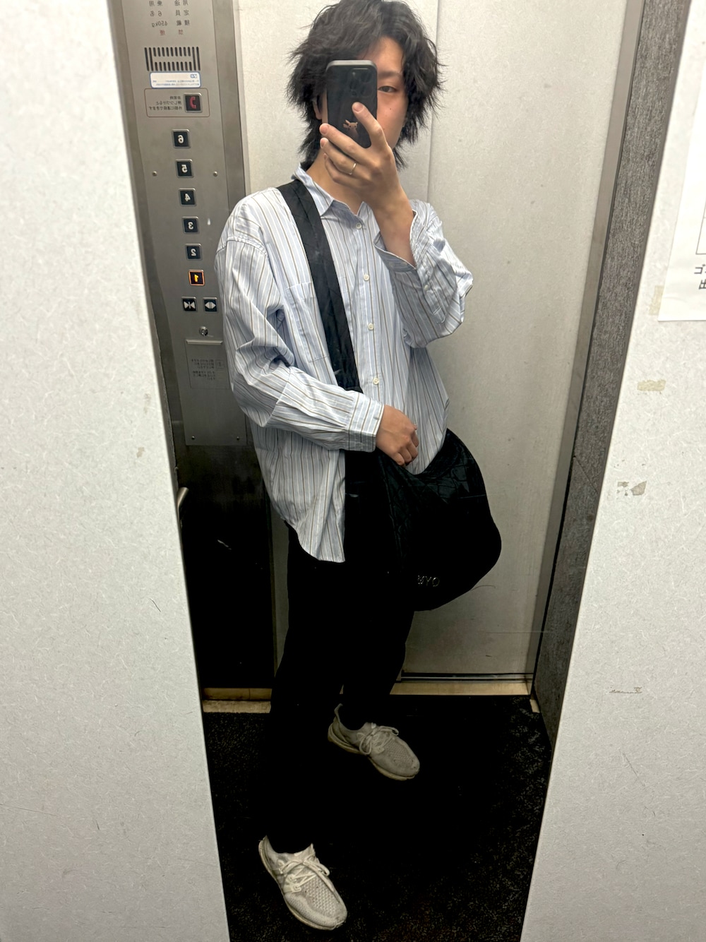 「出勤コーデ、春コーデ、夏コーデ、カジュアル、爽やかコーデ」｜「Salong hameuのレギュラーカラー ストライプシャツ（シャツ/ブラウス、ブルー系）」を使った、ゆうとさん（メンズ・178cm）の春コーディネートの1枚目の写真