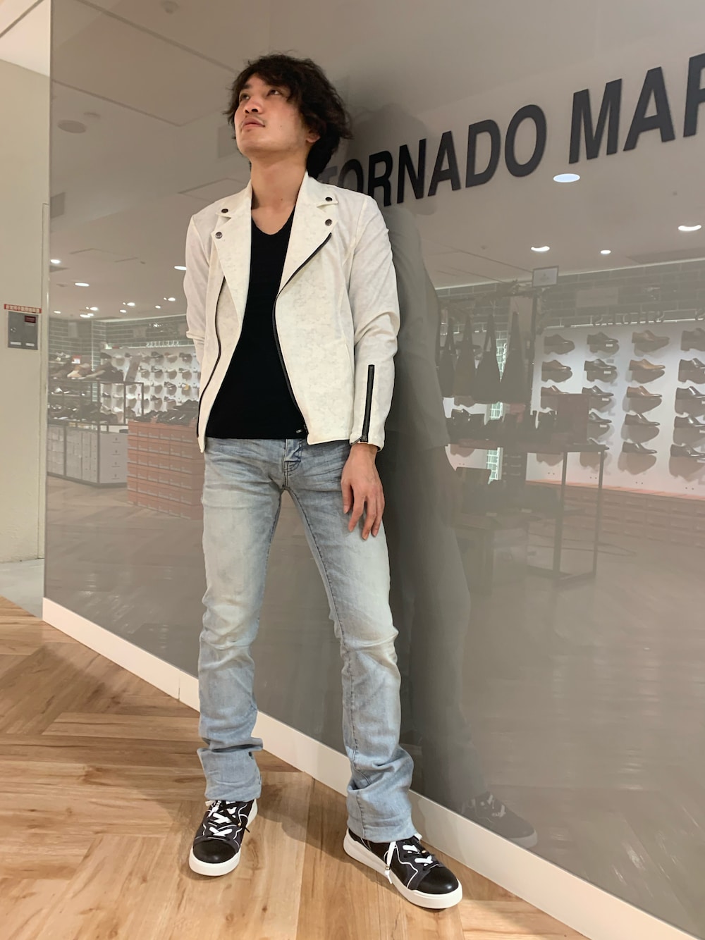 「トルネードマート(TORNADO MART)、トルネードマート、新宿マルイメン、アウターコーデ、ライダース、ブルゾン、マンネリ解消」｜「TORNADO MARTのアイテム（デニムパンツ、ブルー系）」を使った、KASUYAさん（メンズ・170cm）の冬コーディネートの1枚目の写真