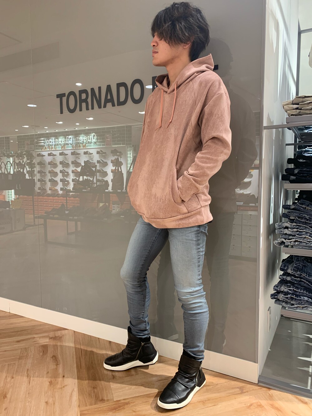 ピンク系のTシャツ/カットソー、ブルー系のデニムパンツ、ブラック系のシューズを着用したメンズの秋コーディネートの1枚目の写真