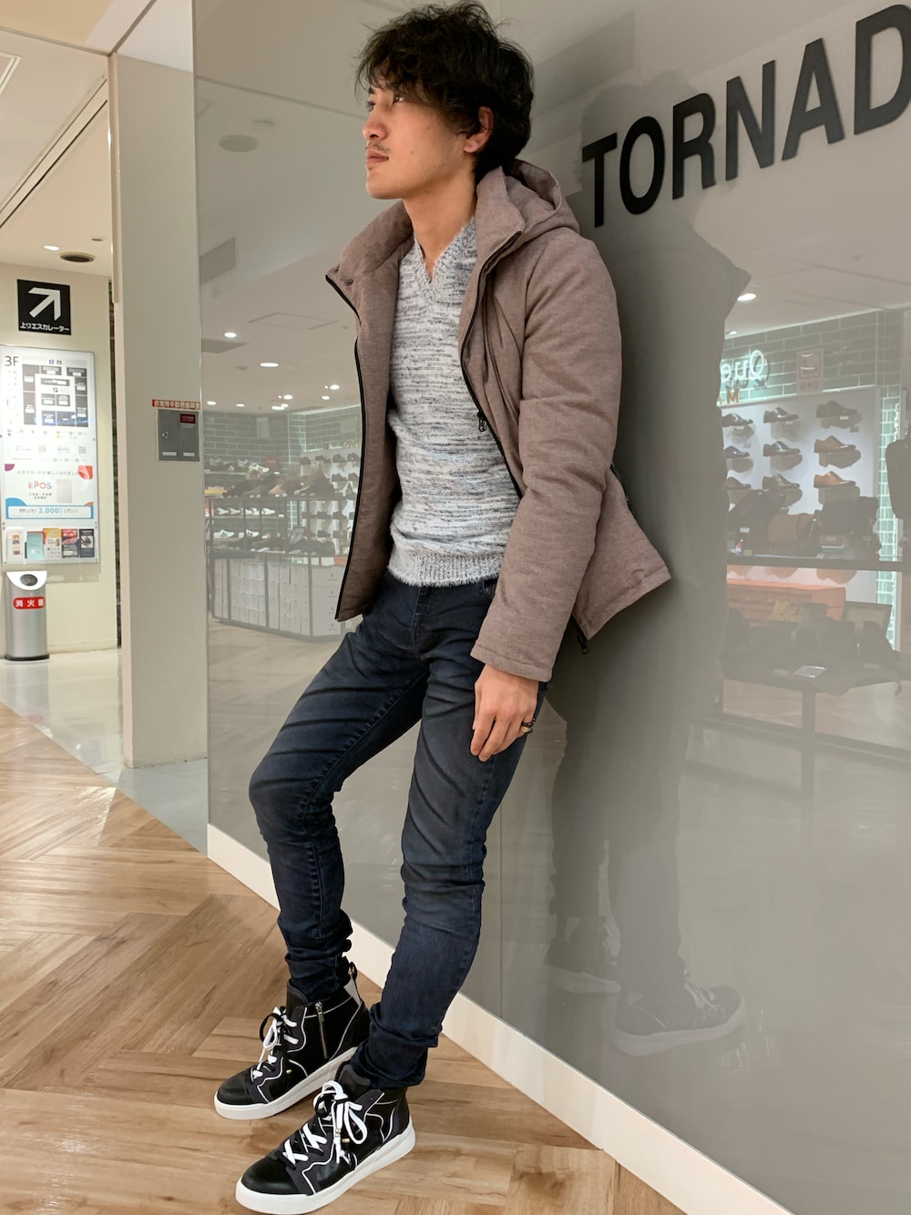 「おしゃれさんと繋がりたい、休日スタイル、あったかコーデ、トルネードマート(TORNADO MART)、トルネードマート、新宿マルイメン」｜「TORNADO MARTのアイテム（デニムパンツ、ブルー系）」を使った、KASUYAさん（メンズ・170cm）の冬コーディネートの1枚目の写真