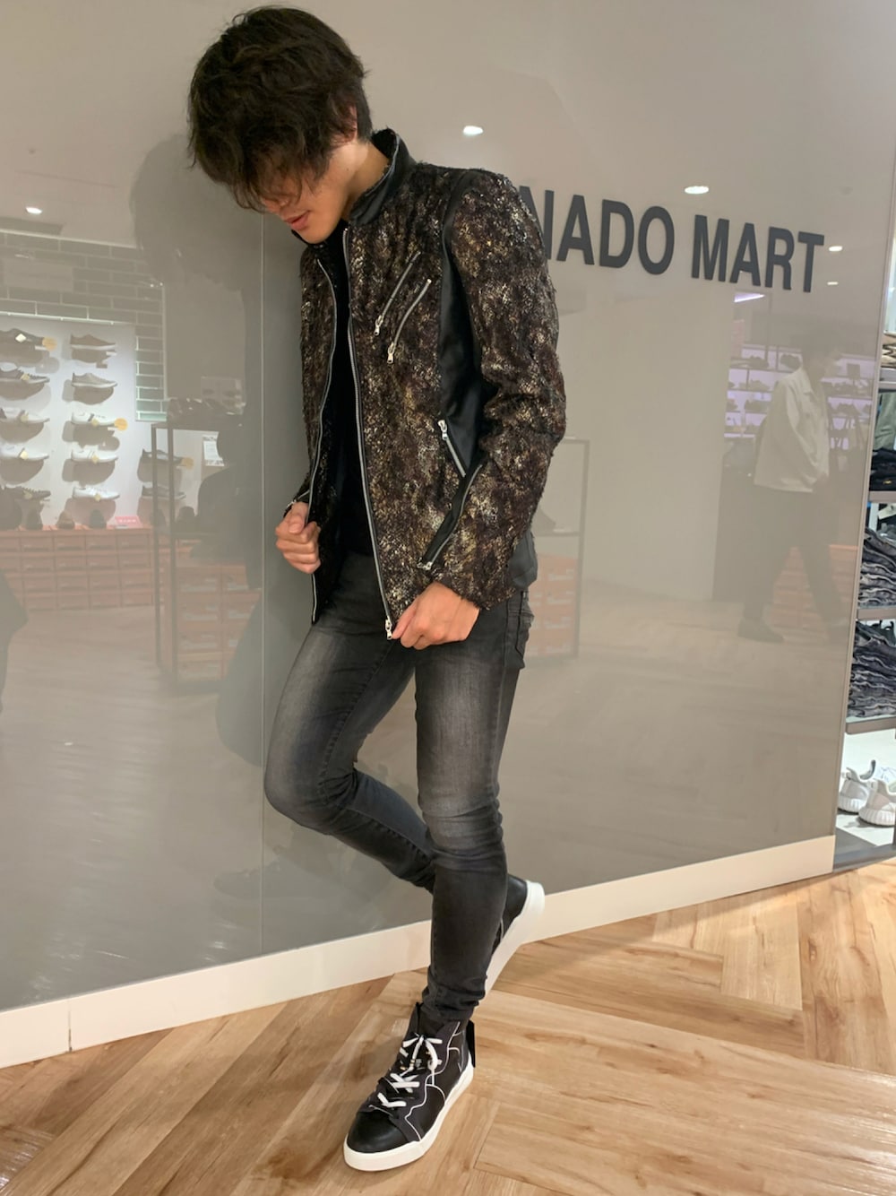「トルネードマート(TORNADO MART)、トルネードマート、新宿マルイメン、パイソン柄、ブルゾンコーデ、カタログ掲載商品」｜「TORNADO MARTのTORNADO MART∴ウエスタンスニーカー（ドレスシューズ、ホワイト系）」を使った、KASUYAさん（メンズ・170cm）の秋コーディネートの1枚目の写真