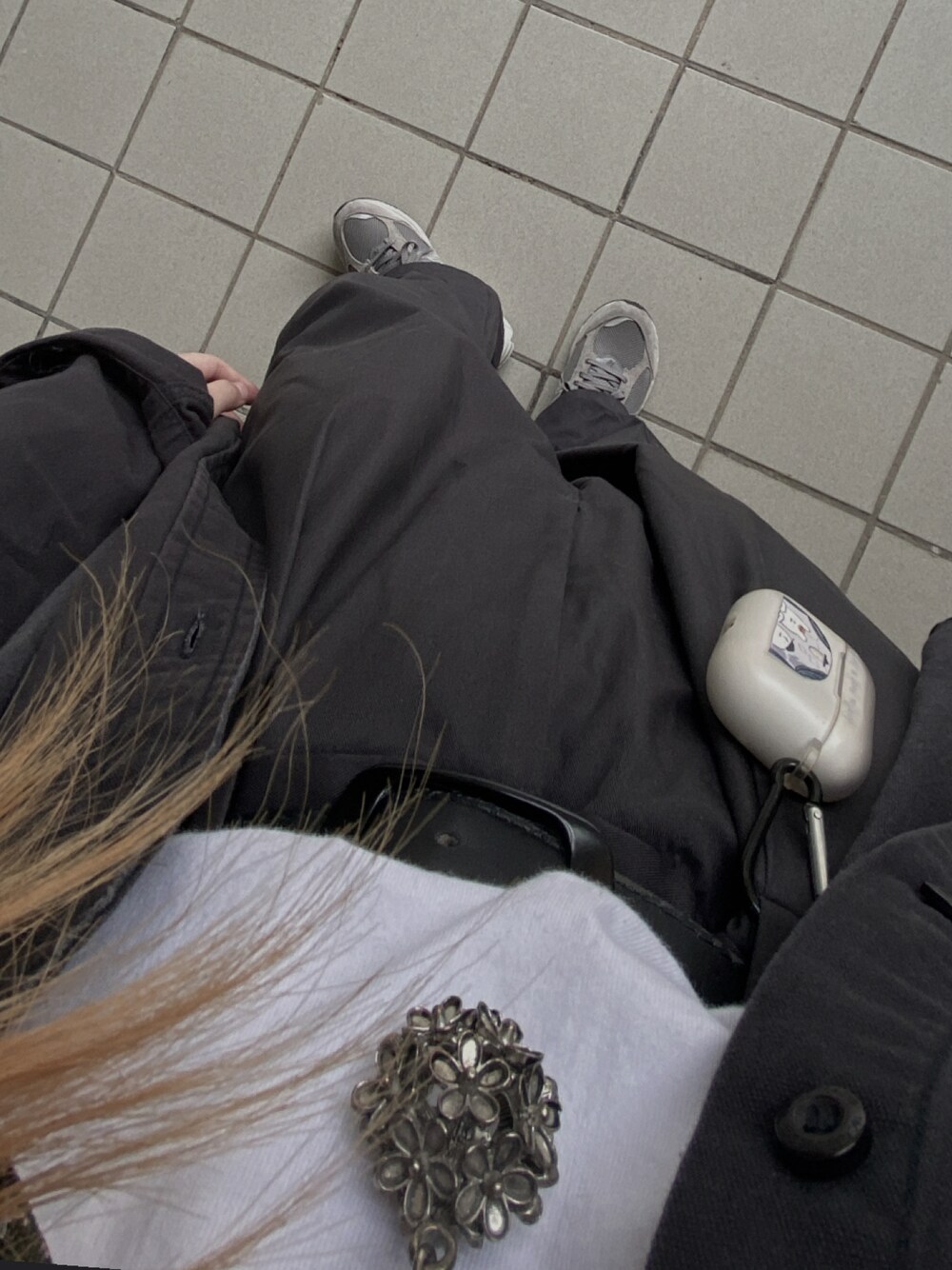 「GUのアイテム（パンツ、グレー系）」を使った、tyukiiiさん（レディース・155cm）の春コーディネートの1枚目の写真