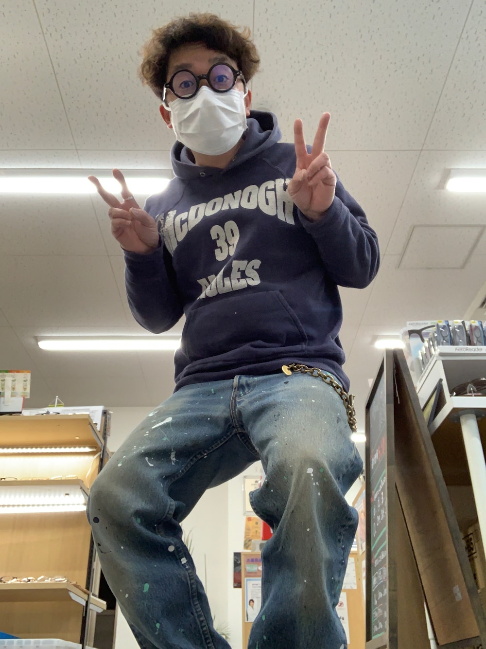 ブルー系のパーカー、ブルー系のデニムパンツ、ゴールド系のウォレットチェーンを着用したメンズの冬コーディネートの1枚目の写真