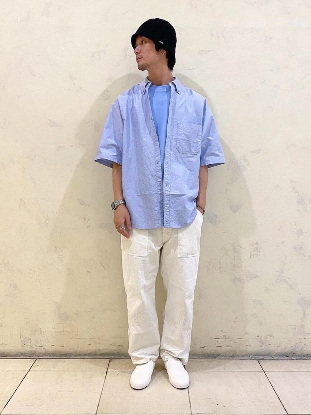 ホワイト系のスリッポン、ホワイト系のその他パンツ、ブルー系のシャツ/ブラウスを着用したメンズの夏コーディネートの1枚目の写真