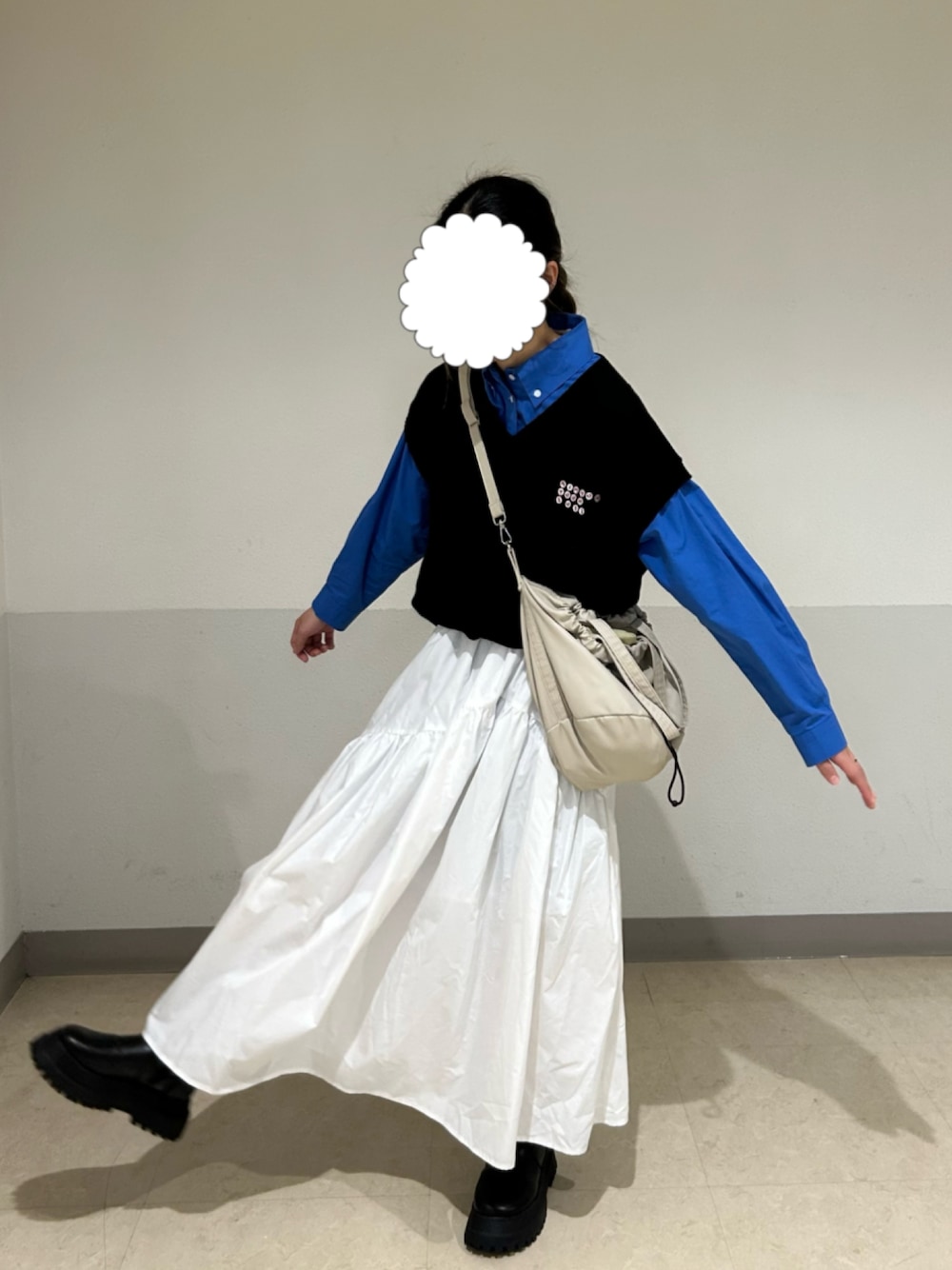「大人コーデ、大人女子、シャツコーデ、ベストコーデ、スカートコーデ、ブーツ、ブルー、あいみょん」｜「BONLECILLのアシメギャザーデザイン フレアロングスカート（スカート、ホワイト系）」を使った、鮭のにぎりさん（骨格ウェーブ・レディース・161cm）の夏コーディネートの1枚目の写真