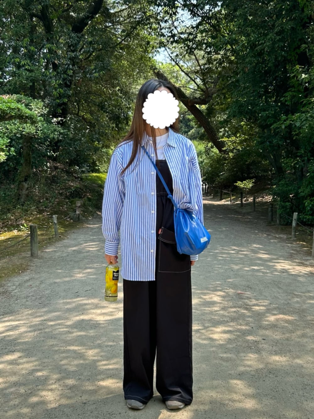 「シャツコーデ、サロペット、大人コーデ、大人女子、ブルー」｜「Javaの《Javaジャバコラボ》１枚で旬な着こなしが完成。配色ステッチ ミリタリーサロペット（サロペット/オーバーオール、ブラック系）」を使った、鮭のにぎりさん（骨格ウェーブ・レディース・161cm）の夏コーディネートの1枚目の写真