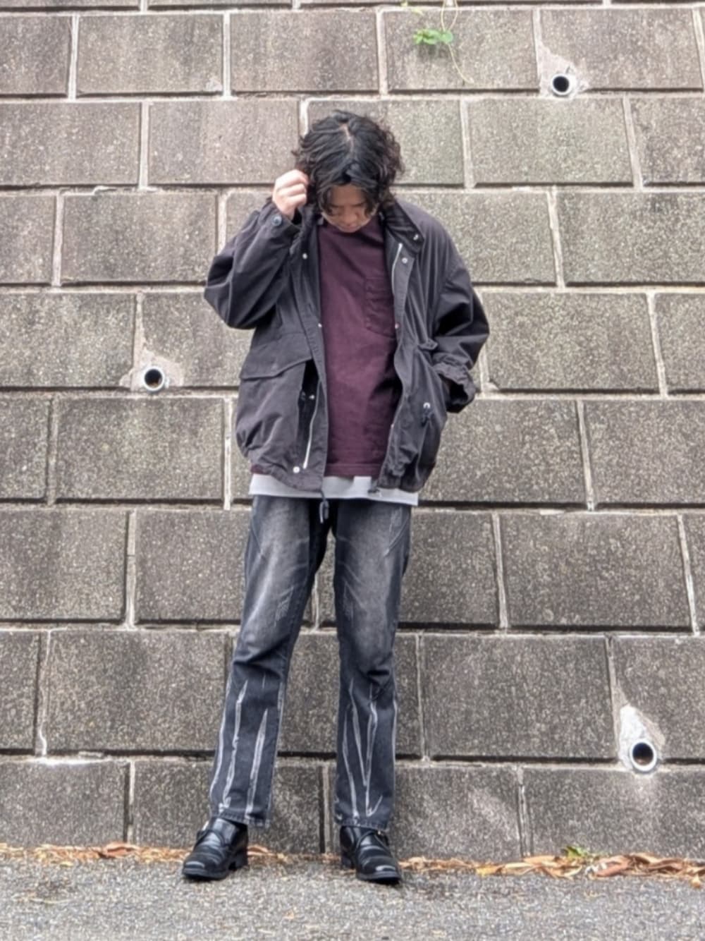 「Shoowtimeのヴィンテージメイクフレアデニムパンツ（デニムパンツ、ブラック系）」を使った、れいさん（メンズ・174cm）の夏コーディネートの1枚目の写真