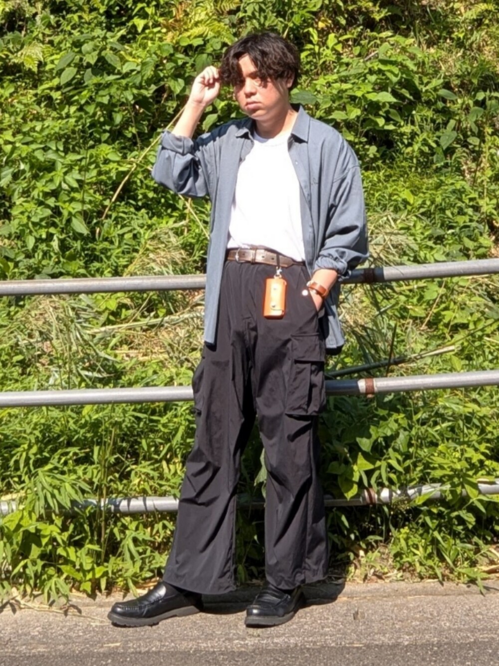 ブラック系のカーゴパンツ、ホワイト系のTシャツ/カットソー、ブルー系のシャツ/ブラウスを着用したメンズの夏コーディネートの1枚目の写真