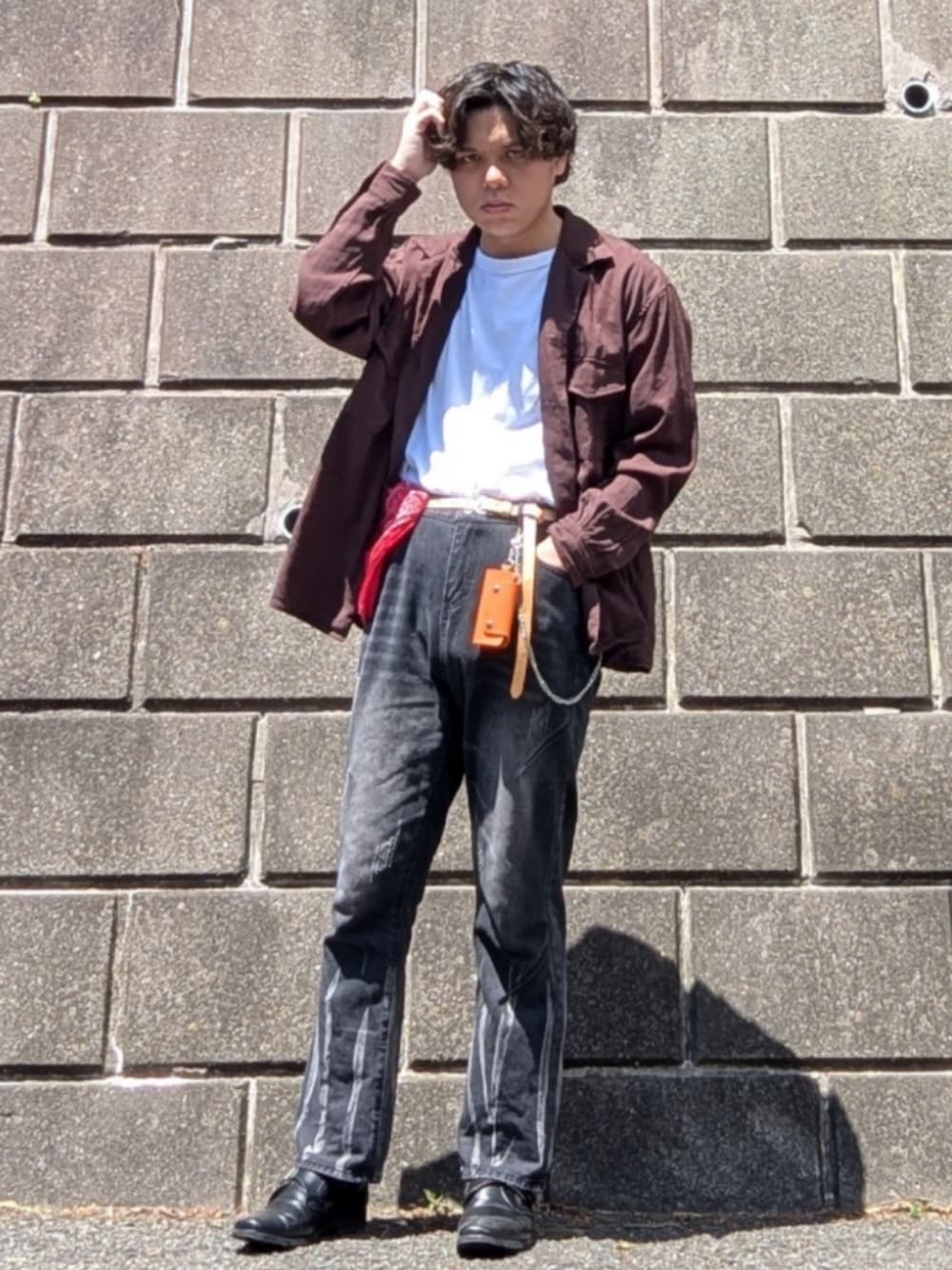 「ブラウンコーデ、仮面ライダー」｜「GUのアイテム（Tシャツ/カットソー、ホワイト系）」を使った、れいさん（メンズ・174cm）の夏コーディネートの1枚目の写真