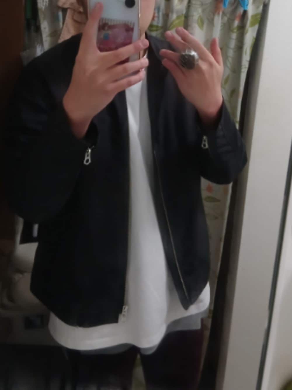 レッド系のデニムパンツ、グレー系のタンクトップ、ホワイト系のTシャツ/カットソーを着用したメンズの冬コーディネートの1枚目の写真