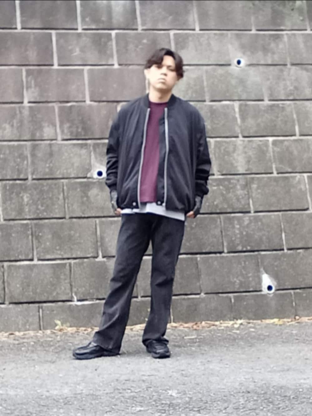 ブラック系のデニムパンツ、ブラック系のスニーカー、レッド系のTシャツ/カットソーを着用したメンズの夏コーディネートの1枚目の写真