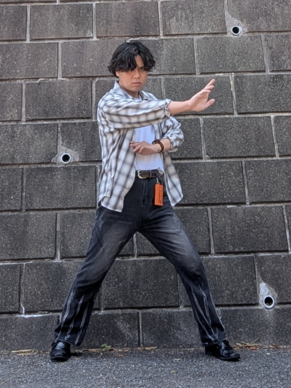 「仮面ライダー、概念コーデ」｜「GUのアイテム（Tシャツ/カットソー、ホワイト系）」を使った、れいさん（メンズ・174cm）の夏コーディネートの1枚目の写真