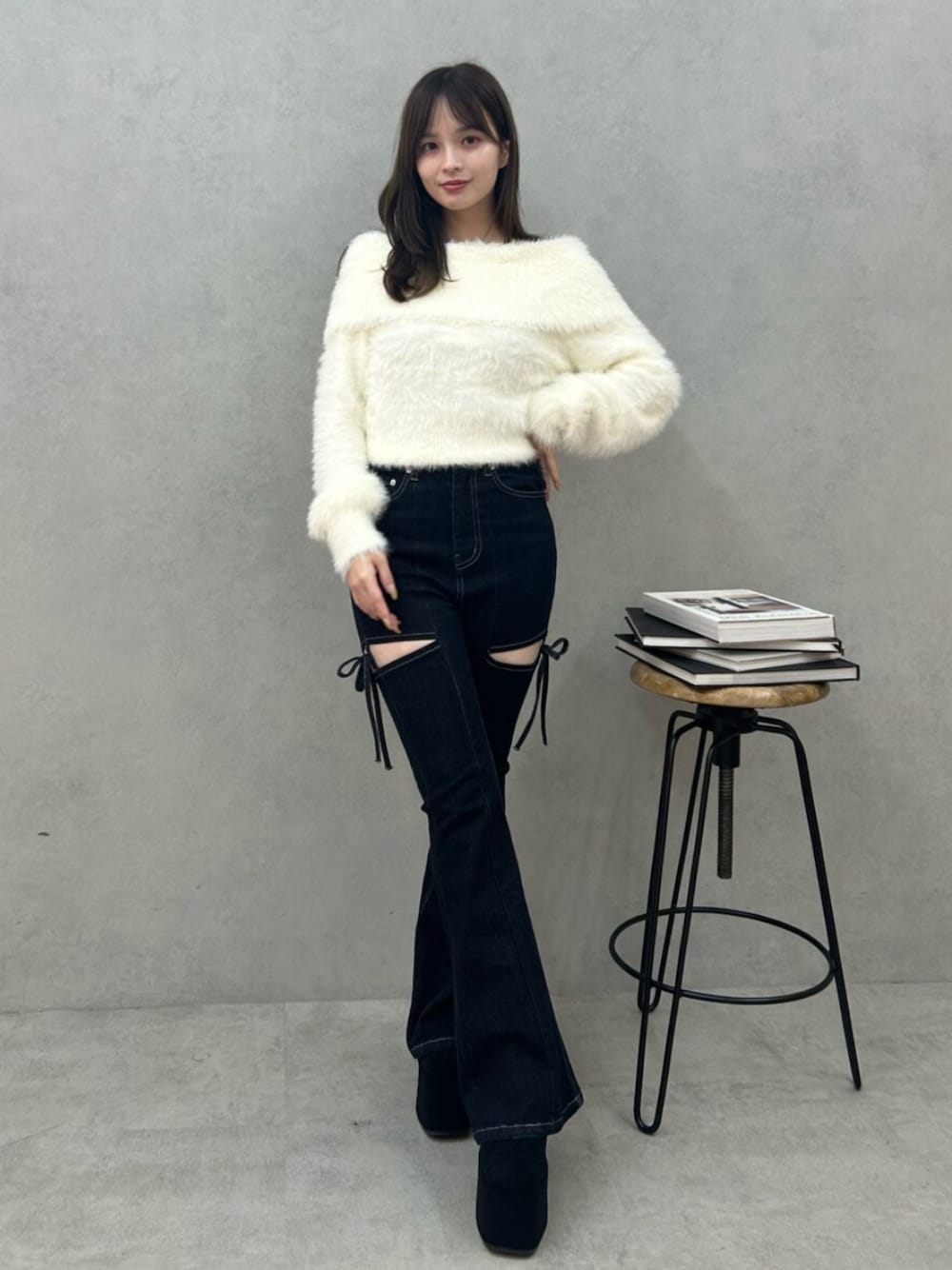 ブルー系のデニムパンツ、ホワイト系のニット/セーターを着用したレディースの秋コーディネートの1枚目の写真