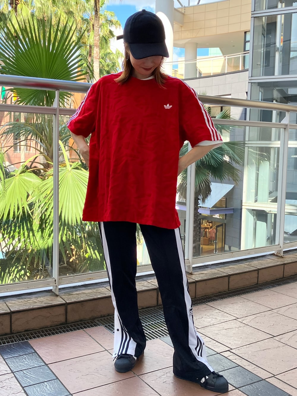 「Tシャツ、adidas、ジャージ、アディダス、トラックパンツ、adidas originals、アディダスオリジナルス、半袖Ｔシャツ、ジャージー、アディブレイク」｜「adidasのプレミアムジャージー / アディダスオリジナルス adidas Originals（Tシャツ/カットソー、レッド系）」を使った、TNさん（レディース・157cm）の夏コーディネートの1枚目の写真