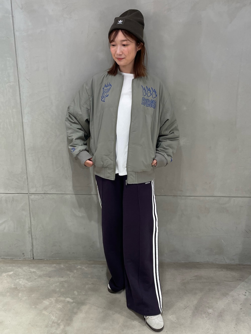 「スウェットパンツ、スニーカー、アウター、adidas、アディダス、adidas originals、アディダスオリジナルス、キルトジャケット、スリーストライプス、ガゼル」｜「adidasのアディカラー カフ ビーニー [Adicolor Cuff Beanie]  / アディダスオリジナルス adidas Originals（ニットキャップ/ビーニー、グリーン系）」を使った、TNさん（レディース・157cm）の冬コーディネートの1枚目の写真