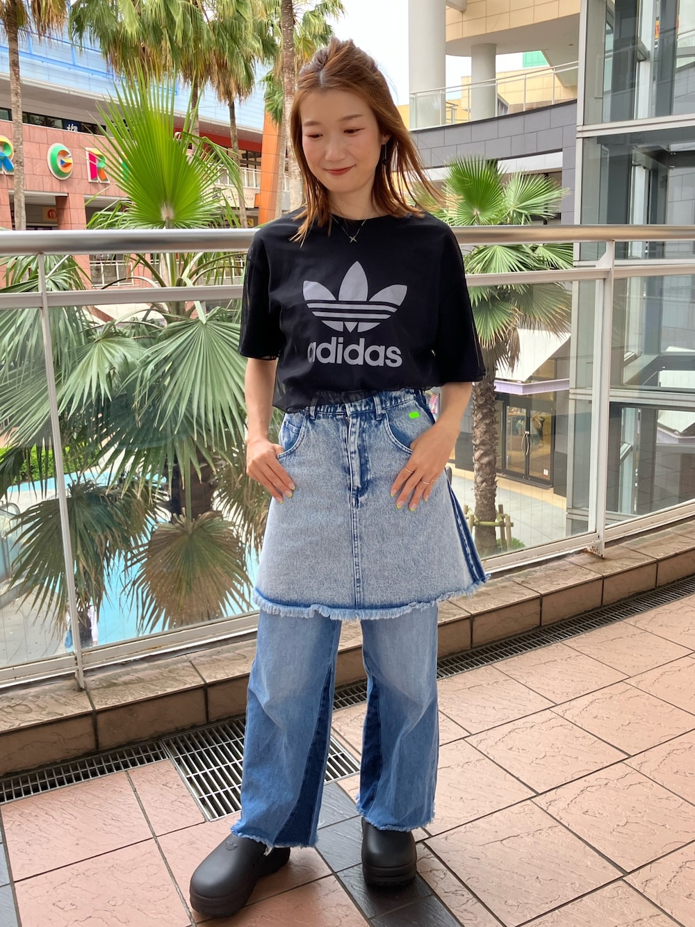 「Tシャツ、adidas、デニムスカート、アディダス、adidas originals、ミュール、アディダスオリジナルス、半袖Ｔシャツ、厚底サンダル、クセニア・シュナイダー」｜「adidasのアディカラー トレフォイル 半袖Tシャツ / アディダスオリジナルス adidas Originals（Tシャツ/カットソー、ブラック系）」を使った、TNさん（レディース・157cm）の春コーディネートの1枚目の写真