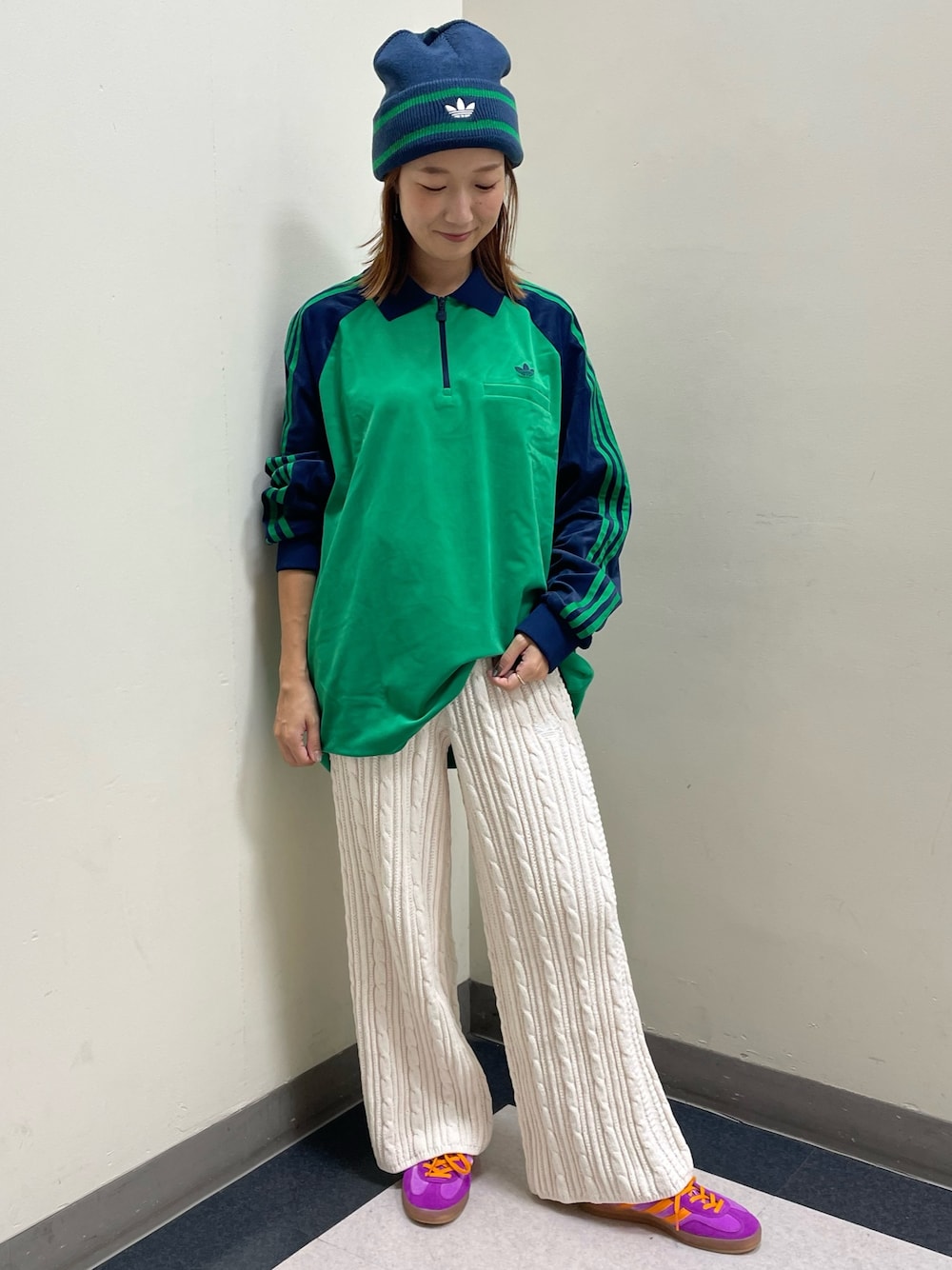 「adidas、アディダス、ベロア、ポロシャツ、ビーニー、ニットパンツ、adidas originals、アディダスオリジナルス、70s、ガゼル」｜「adidasのガゼル インドア / Gazelle Indoor（シューズ、パープル系）」を使った、TNさん（レディース・157cm）の秋コーディネートの1枚目の写真