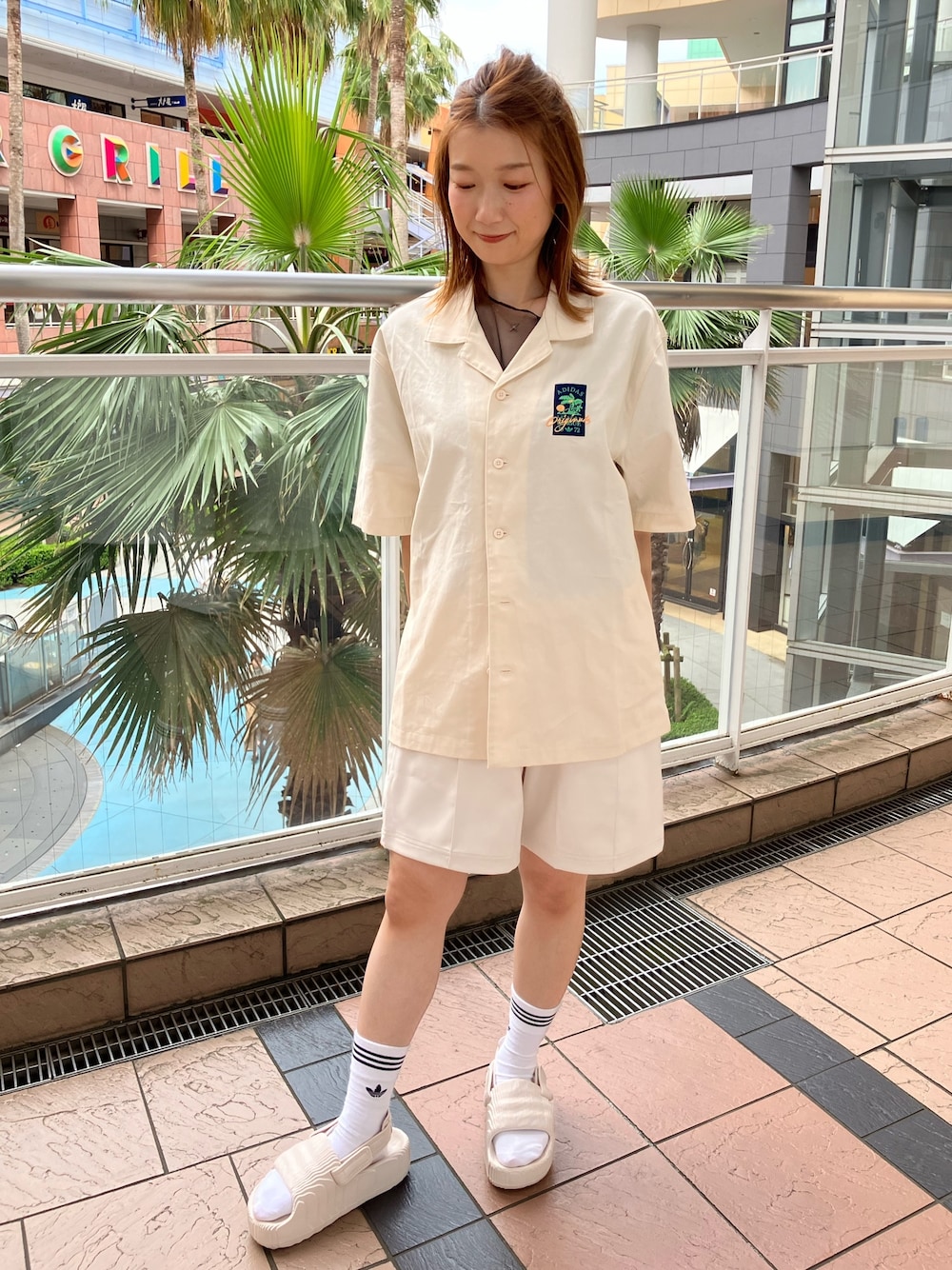 「シャツ、adidas、アディダス、ハーフパンツ、ショーツ、adidas originals、アディダスオリジナルス、厚底サンダル、半袖シャツ、アディレッタ」｜「adidasのアディレッタ 22 XLG サンダル / Adilette 22 XLG Slides / 厚底サンダル / アディダスオリジナルス adidas Originals（サンダル、ベージュ系）」を使った、TNさん（レディース・157cm）の春コーディネートの1枚目の写真