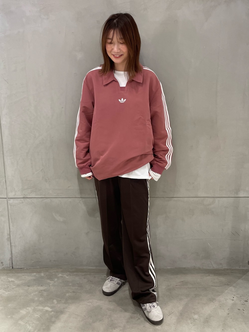 「スニーカー、adidas、ジャージ、アディダス、ポロシャツ、トラックパンツ、adidas originals、アディダスオリジナルス、スリーストライプス、ガゼル」｜「adidasのラグビーポロシャツ（ジェンダーニュートラル）（トップス、ピンク系）」を使った、TNさん（レディース・157cm）の冬コーディネートの1枚目の写真