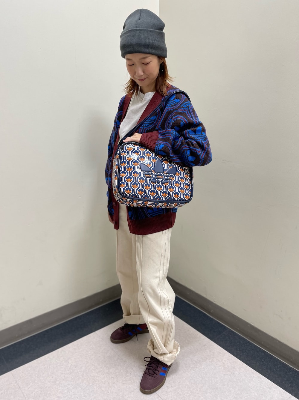 「スニーカー、ニットカーディガン、adidas、アディダス、デニムパンツ、ビーニー、adidas originals、アディダスオリジナルス、70s、ハンドボールスペツィアル」｜「adidasのKNIT CARDIGAN / アディダスオリジナルス adidas Originals（カーディガン/ボレロ、レッド系）」を使った、TNさん（レディース・157cm）の秋コーディネートの1枚目の写真