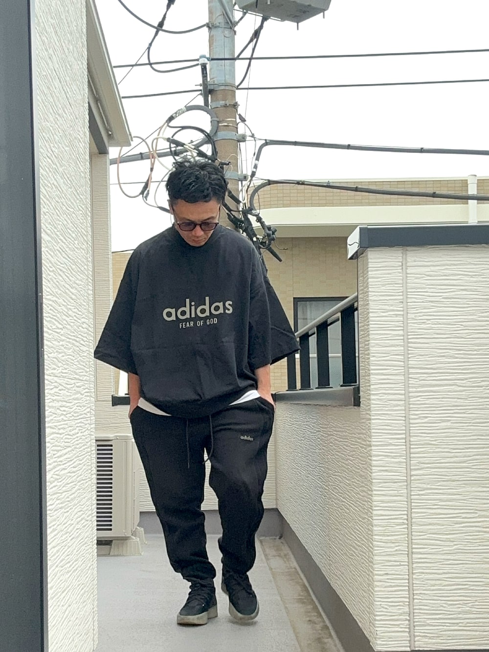 「セットアップ、スポーツミックス、ストリート、7部袖、ブラック、ブラックコーデ、大人コーデ、40代ファッション、レイヤードスタイル、レイヤード」｜「fear of god x adidas fear of god athleticsのfear of god x adidas fear of god athletics （スウェット、ブラック系）」を使った、（asatomoz）さん（メンズ・170cm）の夏コーディネートの1枚目の写真