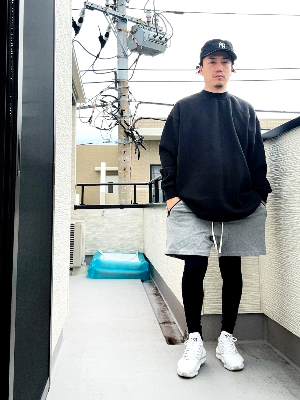 「ストリート、レギンス、キャップ、秋服、秋服準備はじめました、秋コーデ、スポーツミックス、スエット、ビッグシルエット、スニーカー、スポーティー」｜「FOG ESSENTIALSの＜FEAR OF GOD ESSENTIALS＞ RELAXED CREW NECK2/スウェット（スウェット、ブラック系）」を使った、（asatomoz）さん（メンズ・170cm）の秋コーディネートの1枚目の写真
