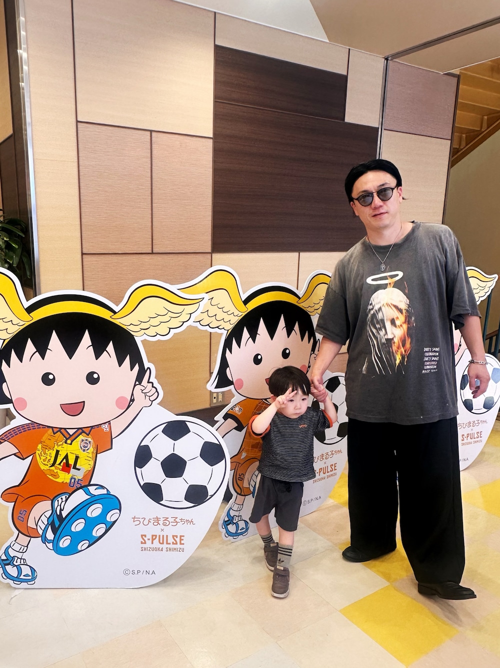 ブラック系のスラックス、ブラック系のローファー、ブラック系のTシャツ/カットソーを着用したメンズの夏コーディネートの1枚目の写真