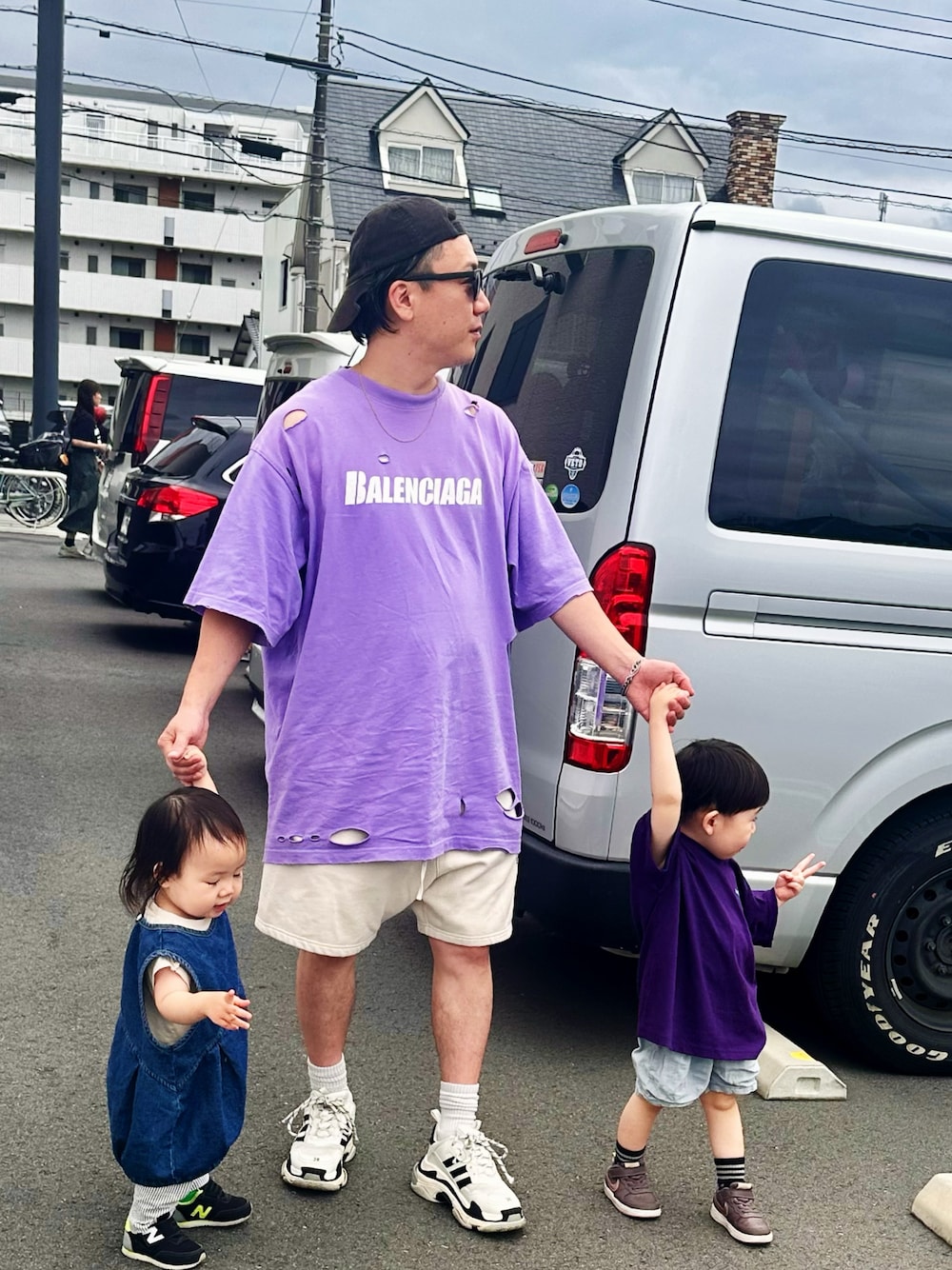 ホワイト系のスウェットパンツ、パープル系のTシャツ/カットソー、ピンク系のスニーカーを着用したメンズの秋コーディネートの1枚目の写真